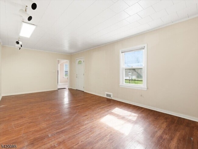 Building Photo - 95 Sycamore Ave