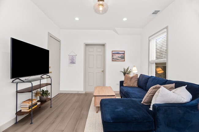 Building Photo - 2846 N Troy St