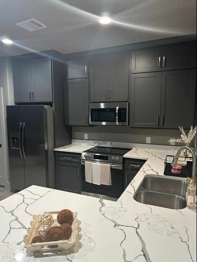 Building Photo - 340 N 9th St