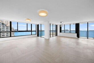 Building Photo - 520 Brickell Key Dr