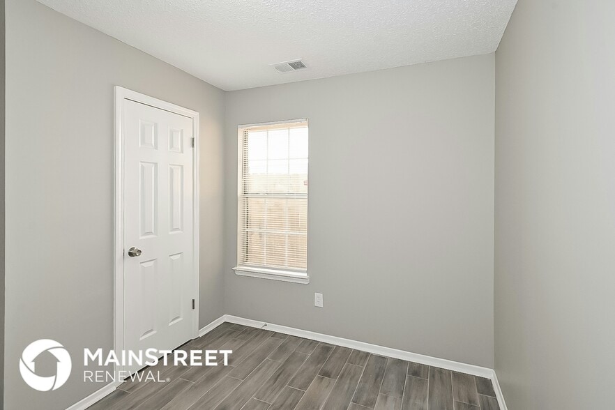 Building Photo - 4568 Summer Creek N