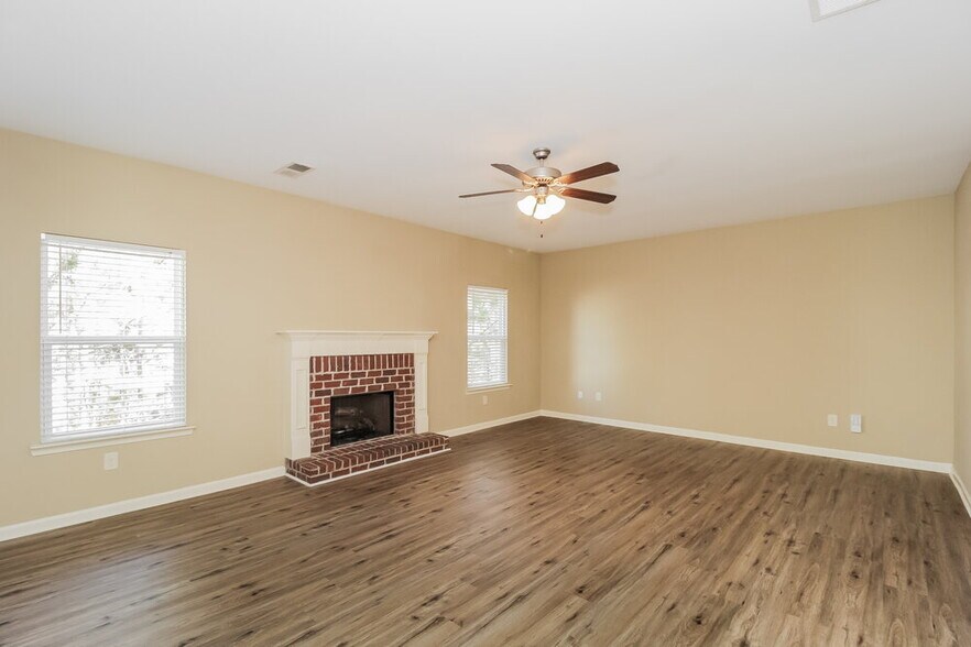 Building Photo - 141 Crescent Woode Way