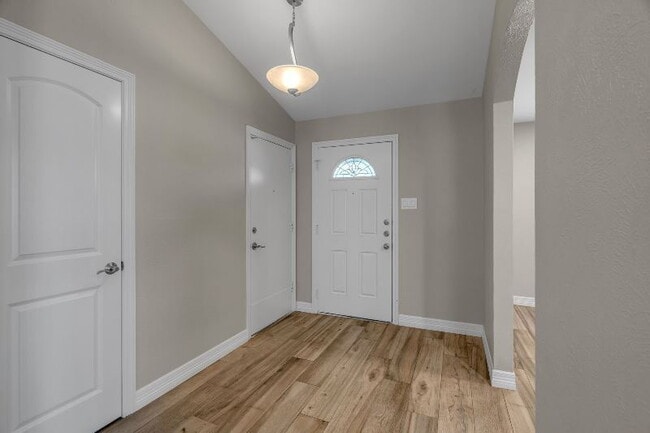 Building Photo - "Fantastic 3-Bedroom, 2 Bath Home in Prime...