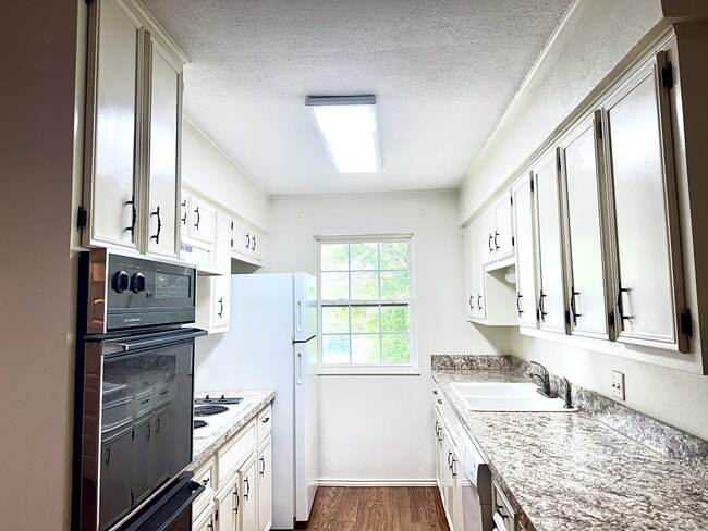 Building Photo - 2800 Shady Grove Dr