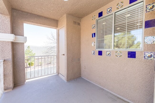 Building Photo - Available! 2 Bedroom Townhome inside Pacif...