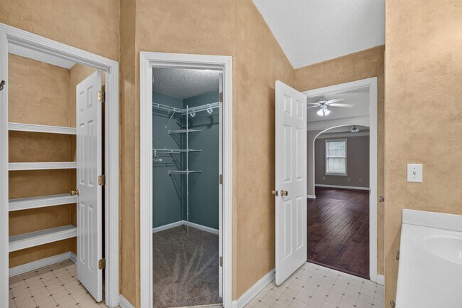 Building Photo - 390 Silverthorn Dr