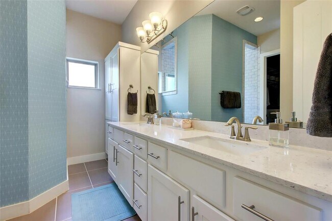 Building Photo - 2114 Philomena St
