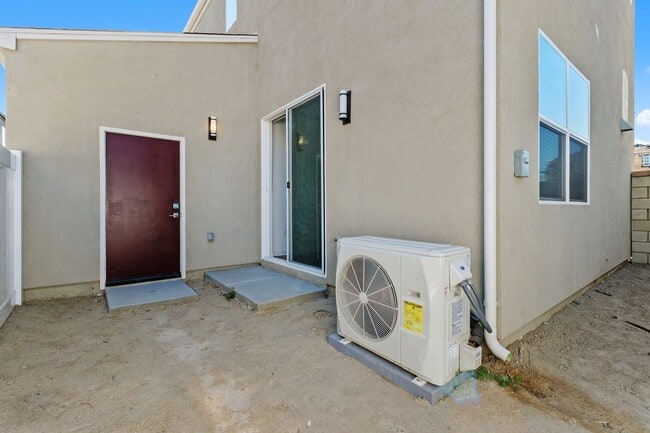 Building Photo - Modern Detached Home in Gated Nuvo Parkside