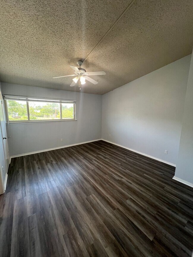 Building Photo - 3 Bedroom Condo Available Now