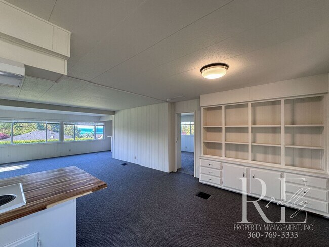Building Photo - Coastal 3-Bed Home with Stunning Puget Sou...