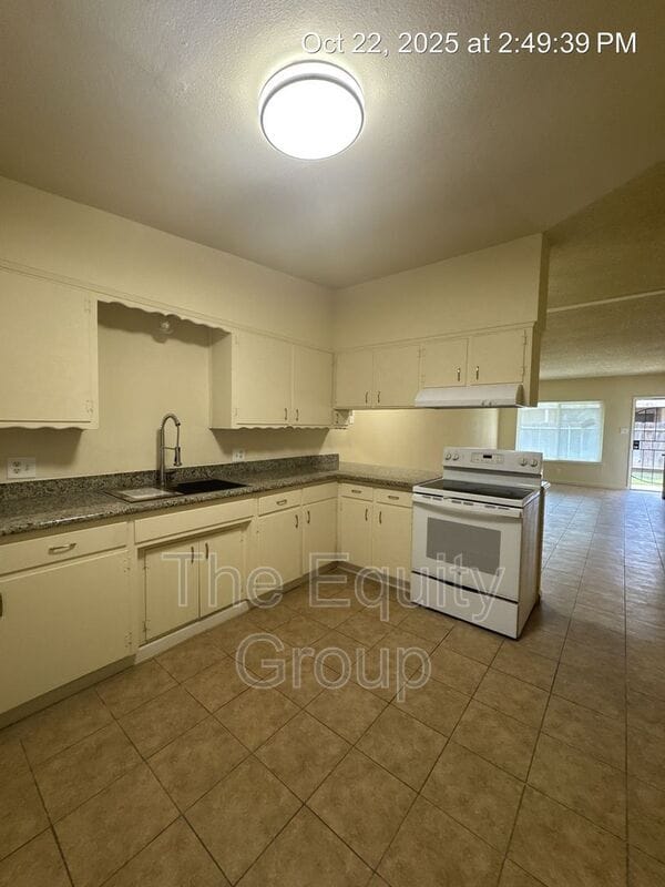 Building Photo - 1140 W Tulare Ave