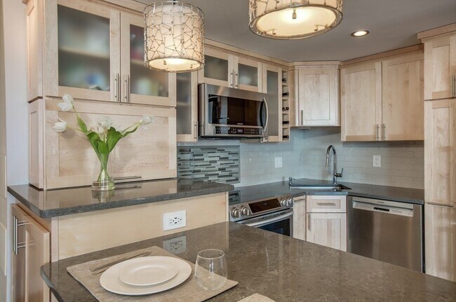 Building Photo - 32 Cherokee St