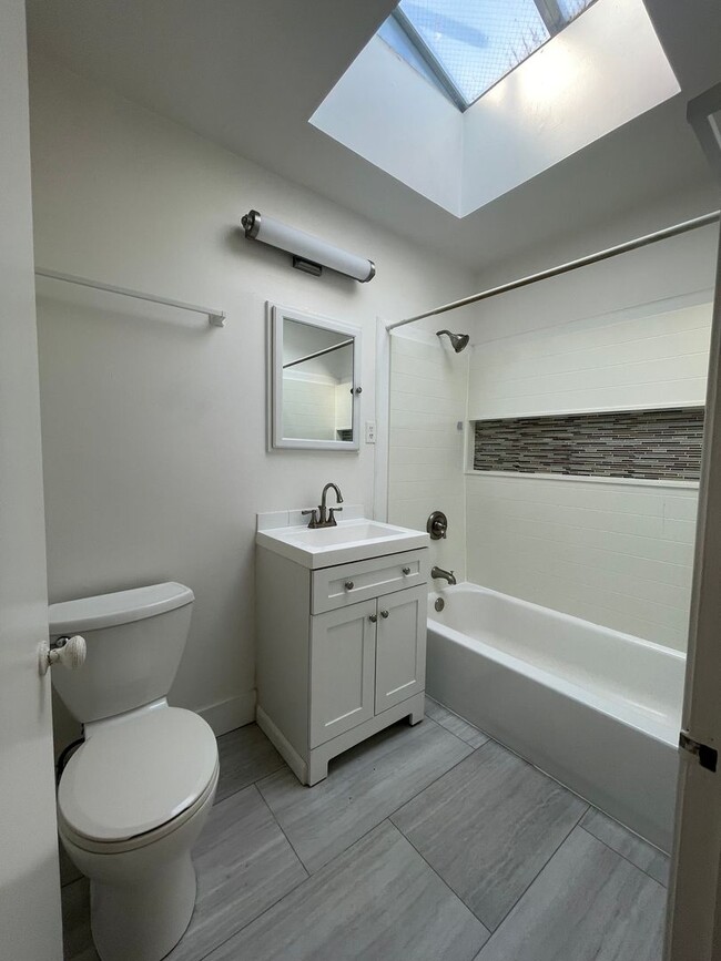 Building Photo - 3631 Judah St