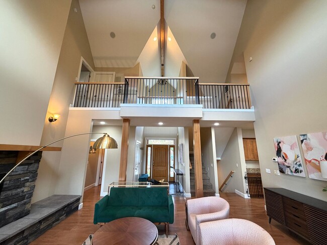 Building Photo - Absolutely Stunning, 6-Bed 3.5 Bath Execut...