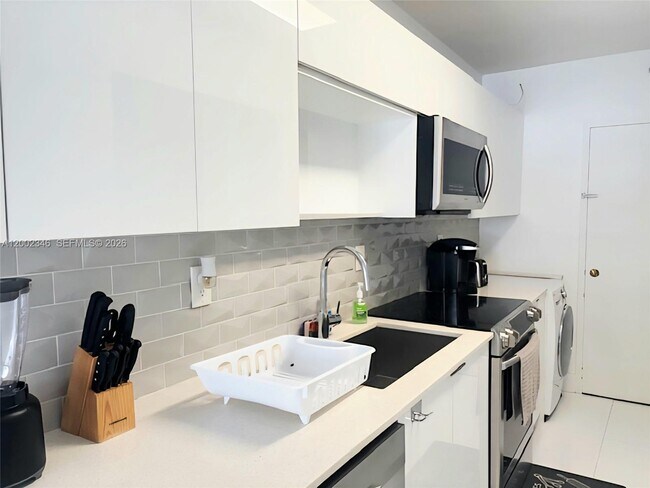 Building Photo - 100 Lincoln Rd