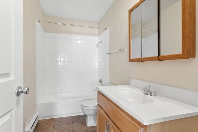 Building Photo - 2 Bedroom townhome with Washer and Dryer INSIDE!