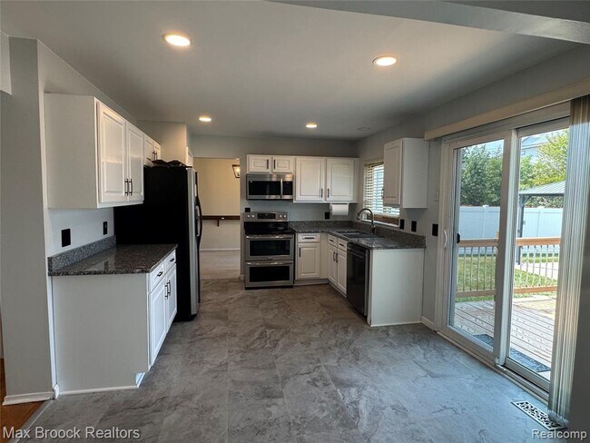 Building Photo - 35865 Ashford Dr