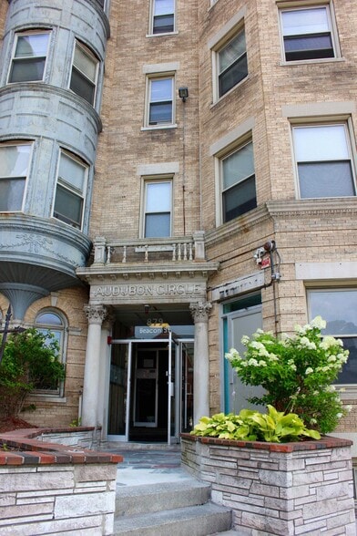 Building Photo - 879 Beacon St