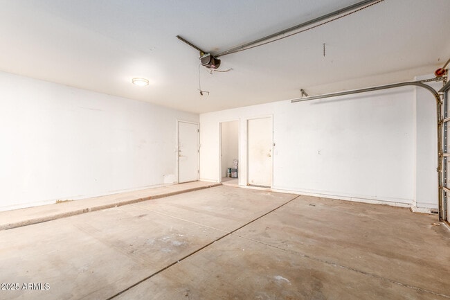 Building Photo - 1425 E Estrid Ave
