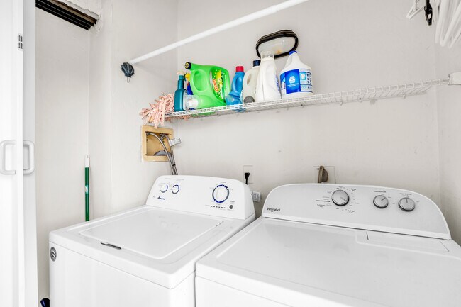 Building Photo - 4640 Chantelle Dr