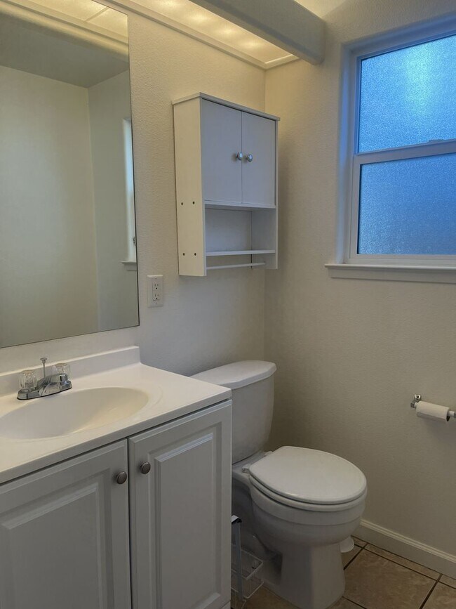 Building Photo - Charming 2 Bedroom-1.5 bath Home Available Now!