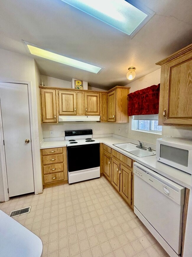 Building Photo - Charming 2-Bedroom 2-Bathroom Manufactured Home in Fortuna Foothills.