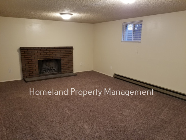Building Photo - Fully Fenced 3 Bedroom Duplex
