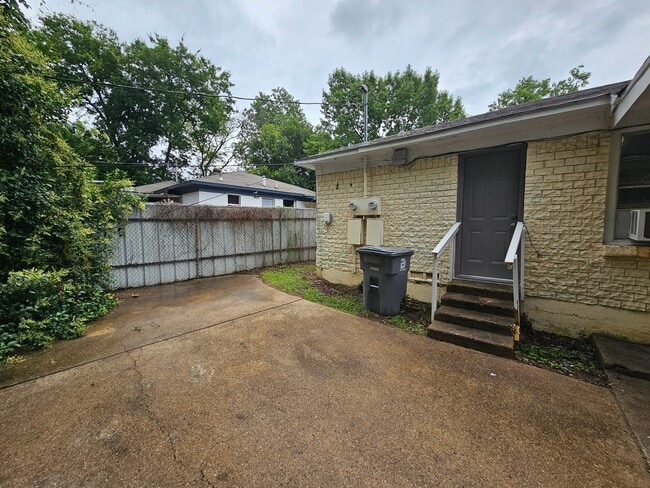 Building Photo - Available now ready for immediate move in