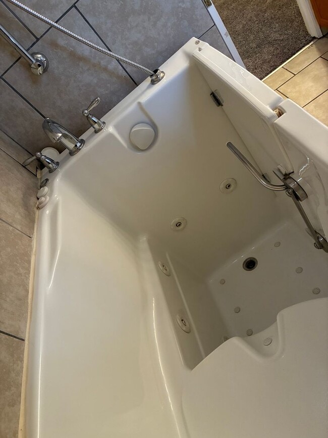 Building Photo - **NEW PRICE**   **New Paint**   **New Carpet**  Ready for YOU!!