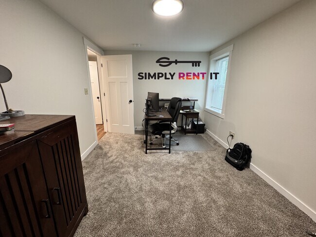 Building Photo - Renovated 2 Bedroom, 2 Bathroom on Campus! Available Now!