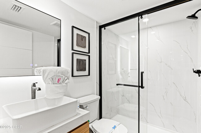 Building Photo - 8115 Thomas Dr