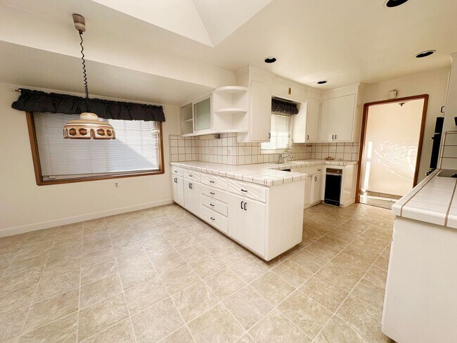 Building Photo - Spacious 5-Bed Single Level Glenmoor Home