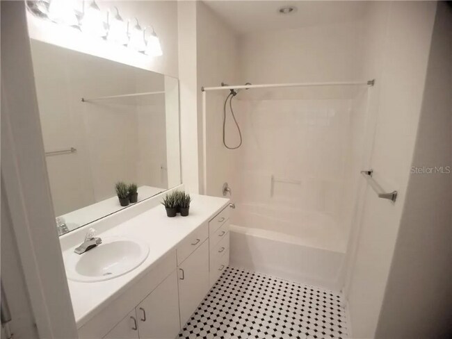 Building Photo - 860 N Orange Ave