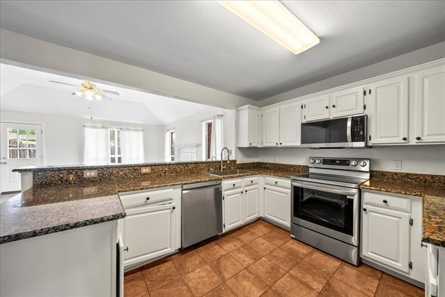 Building Photo - 566 Valley View Dr