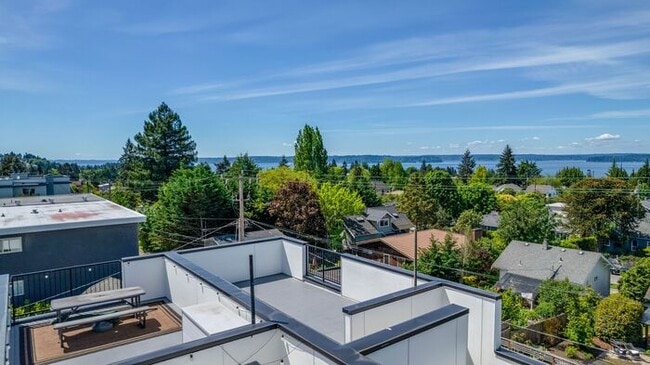 Building Photo - Sweet Ultra-Modern Air-Conditioned West Se...