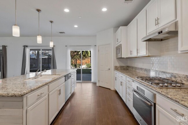 Building Photo - NW Home w/Pool & Firepit!
