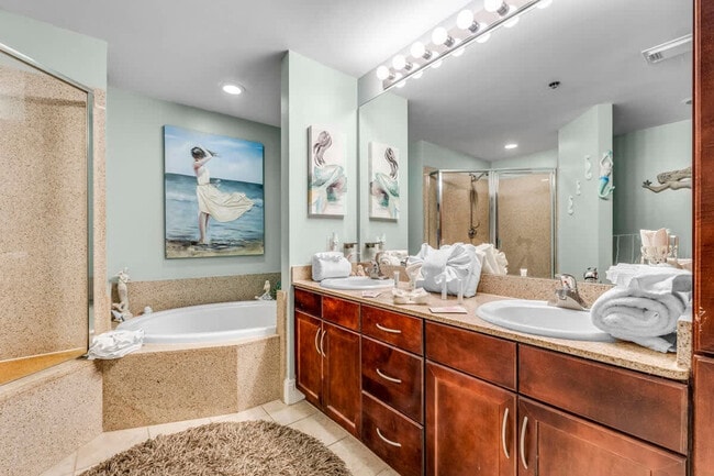 Building Photo - 9902 S Thomas Dr