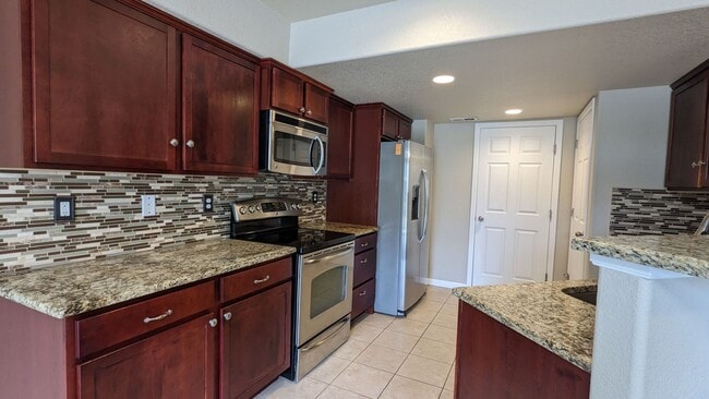 Building Photo - 3 BED/2.5 BATH END UNIT TOWNHOME W/PATIO & 2-CAR GARAGE!