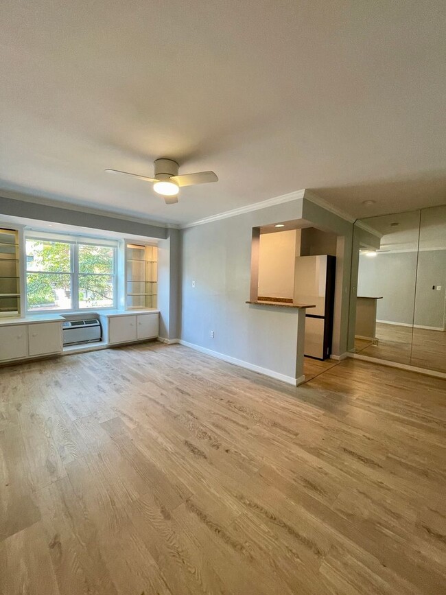 Building Photo - Lovely Studio Apartment in Downtown!