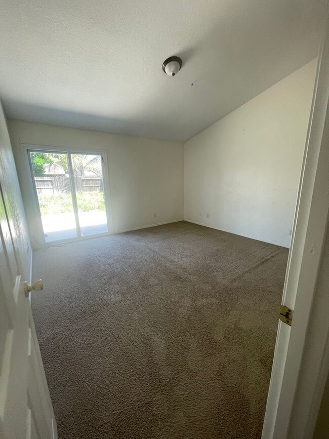 Building Photo - Beautiful 3 bedroom and 2 bath home ready for move in.