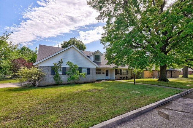 Building Photo - Turnkey Gem: Fully Furnished 5-Bedroom Home with Spacious Layout and Corner Lot!