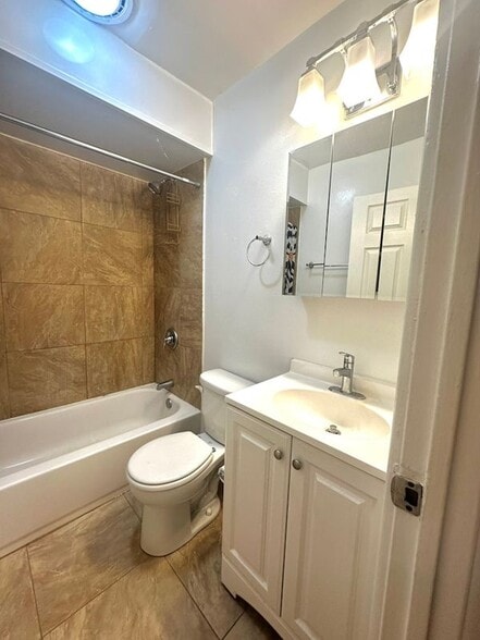 Building Photo - 6954 N Sheridan Rd