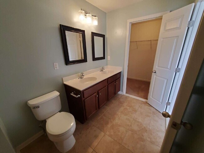 Building Photo - Impeccable 3 Bed / 2.5 Bath Townhome – Packed with Custom Upgrades!