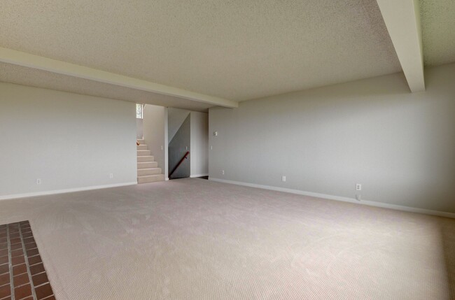 Building Photo - 3 Bedroom Condo on West Beach Bluffs **$500 of the first months rent**