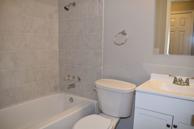 Building Photo - Quite peaceful 2 Bed, 1 Bath Duplex in Panama, FL - Perfect for Cozy Living!