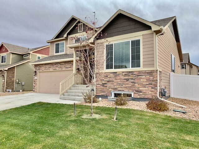 Primary Photo - Spacious 3 Bedroom Home in Heron Pointe Su...
