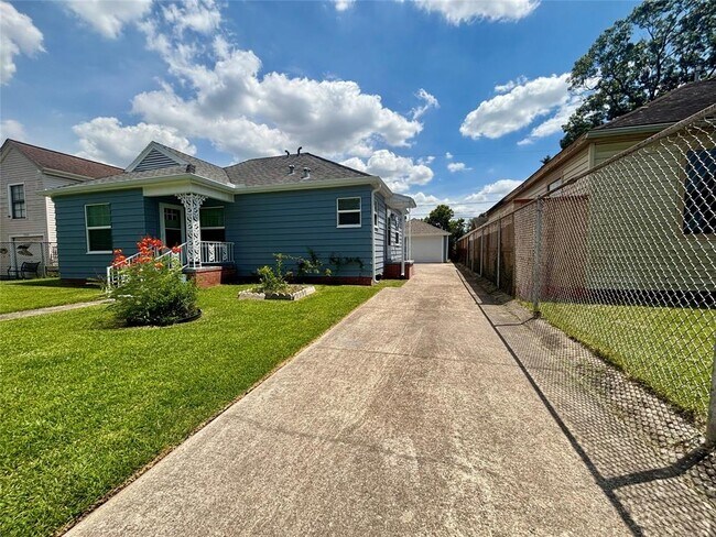Building Photo - 7402 Japonica St