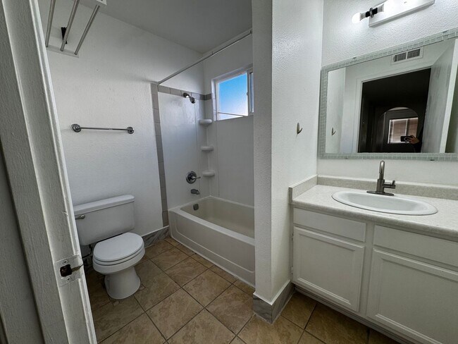 Building Photo - Rio Rancho 3 bedroom 2 bath home.