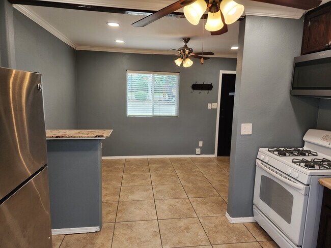 Building Photo - 711-721 S Pine St