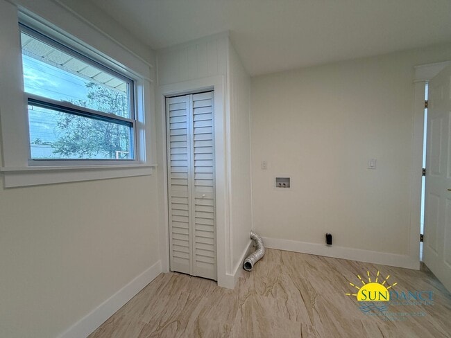 Building Photo - Beautifully Renovated 4BR Home with Private Pool in Fort Walton Beach!